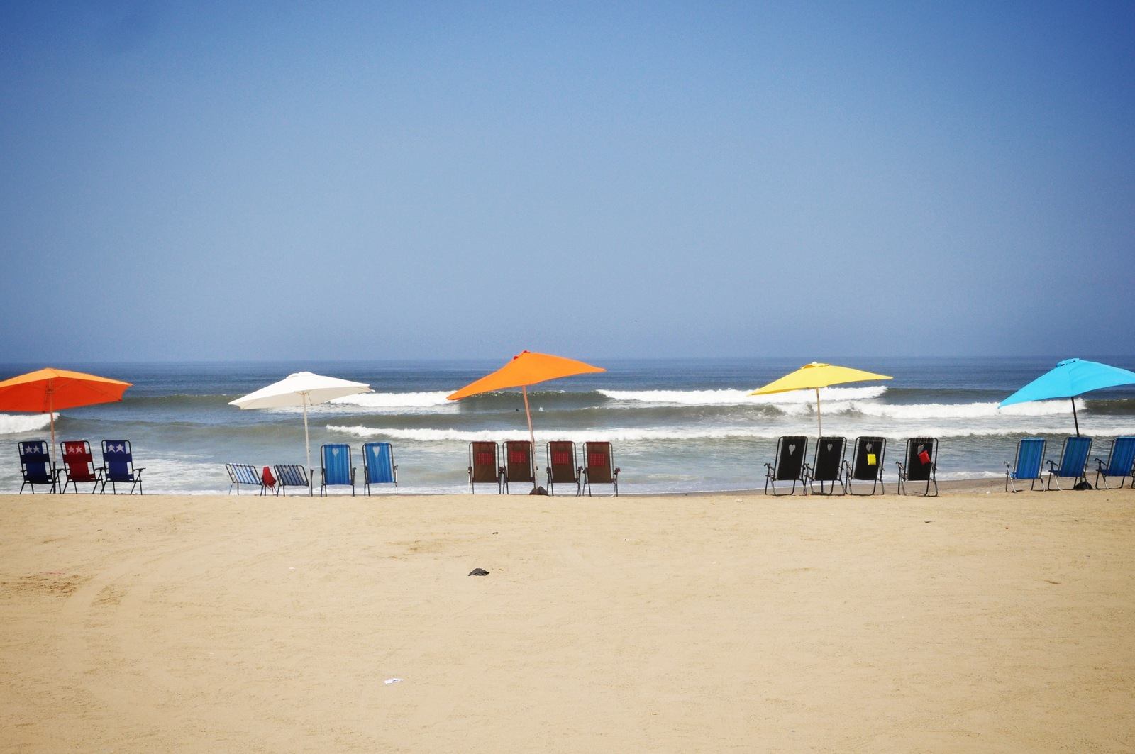 Plage et parasols à Huanchaco Plage et parasols à Huanchaco