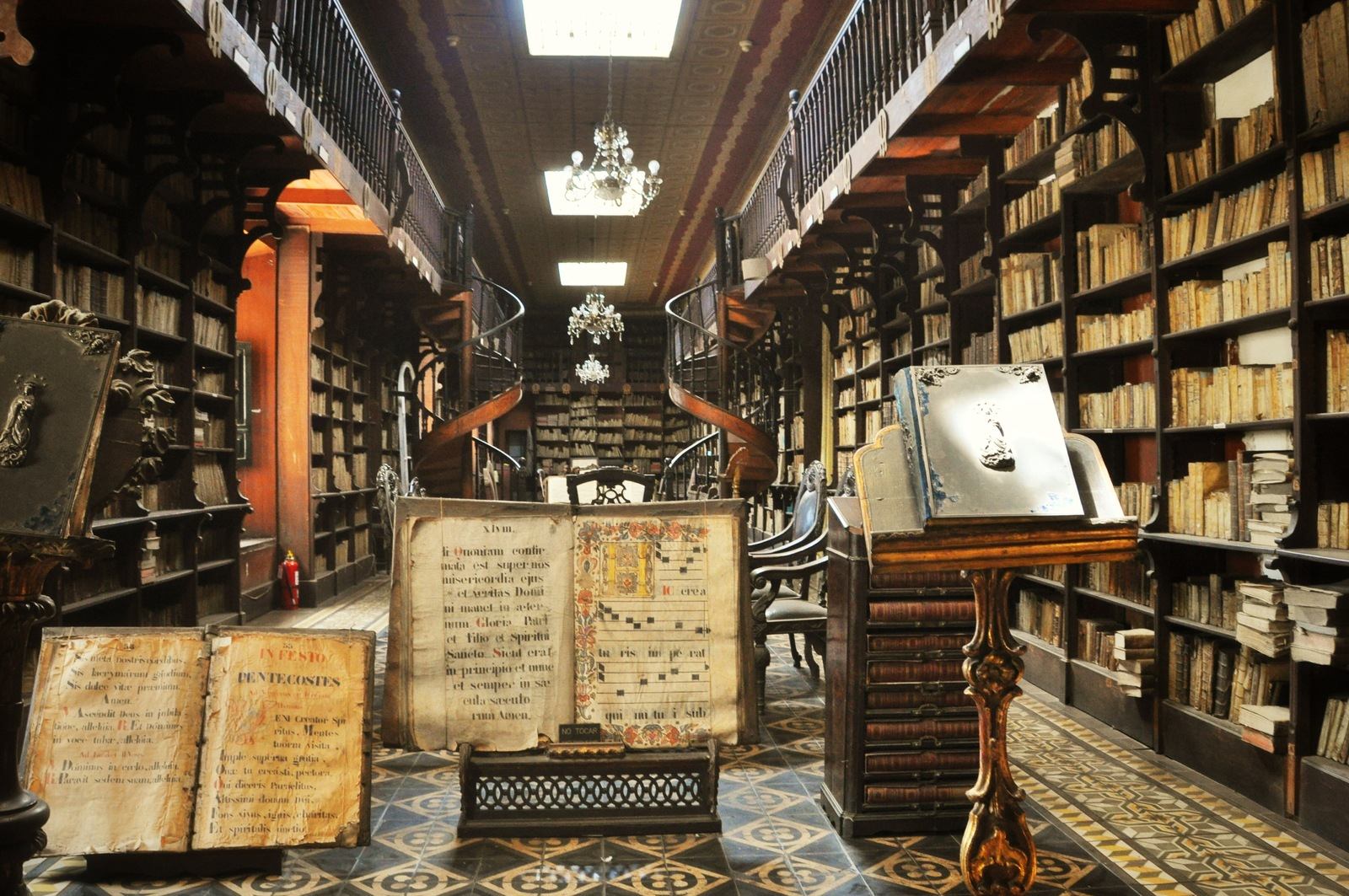 Photo interdite de la bibliothèqe San Francisco de Lima