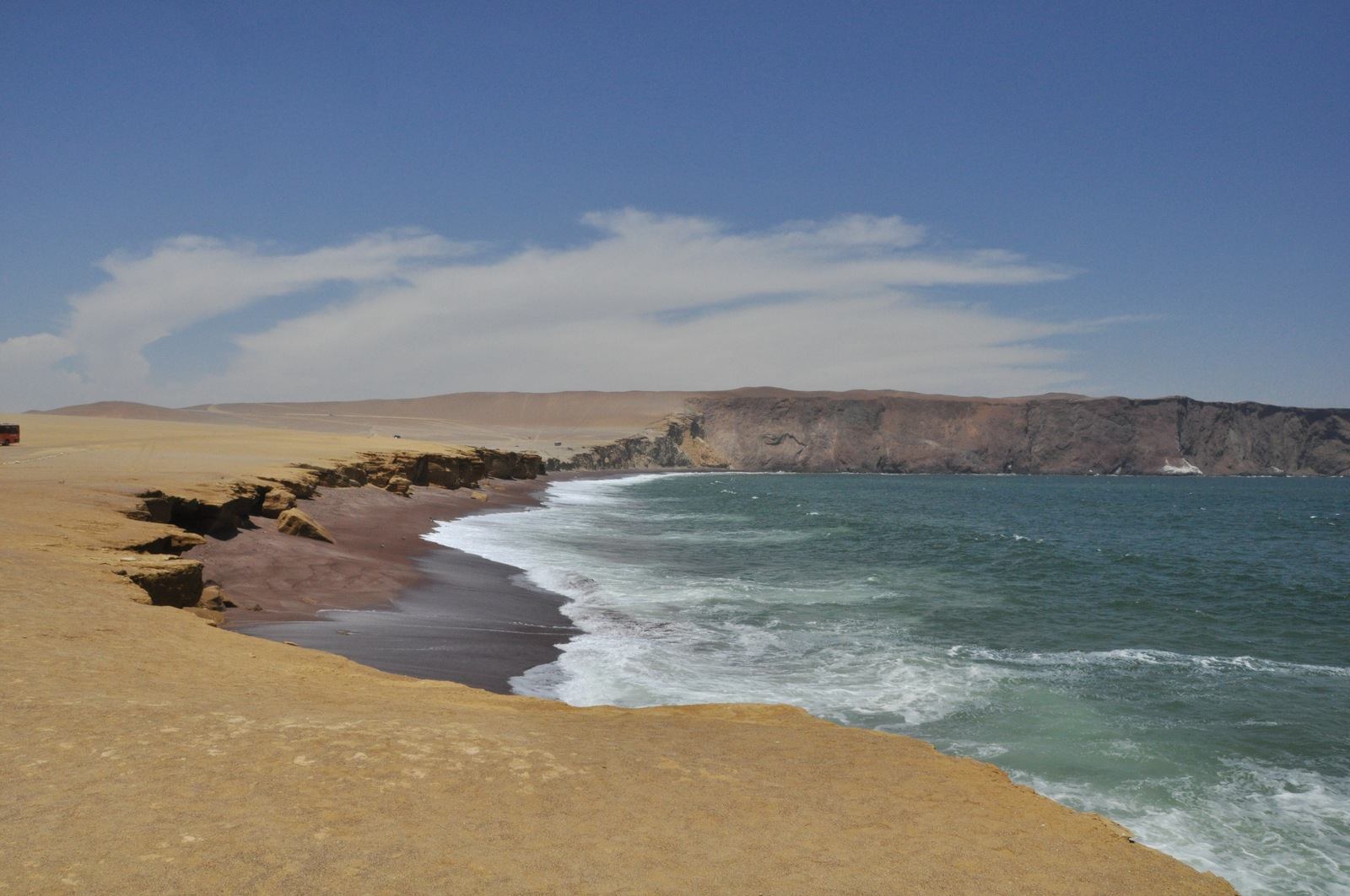 Plage rouge de la réserve de Paracas