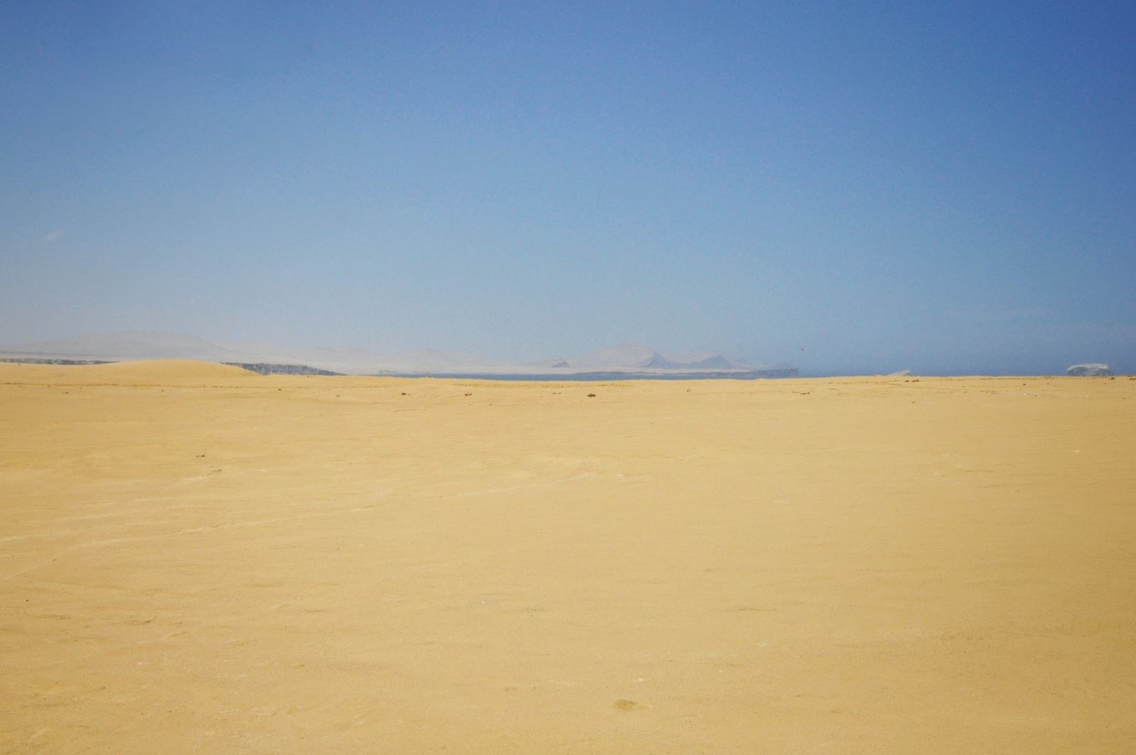 Au loin la mer, désert de Paracas