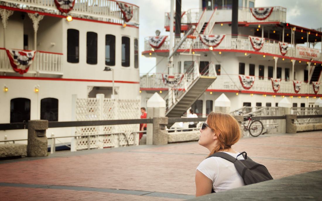 Manuelle devant la rivière de Savannah