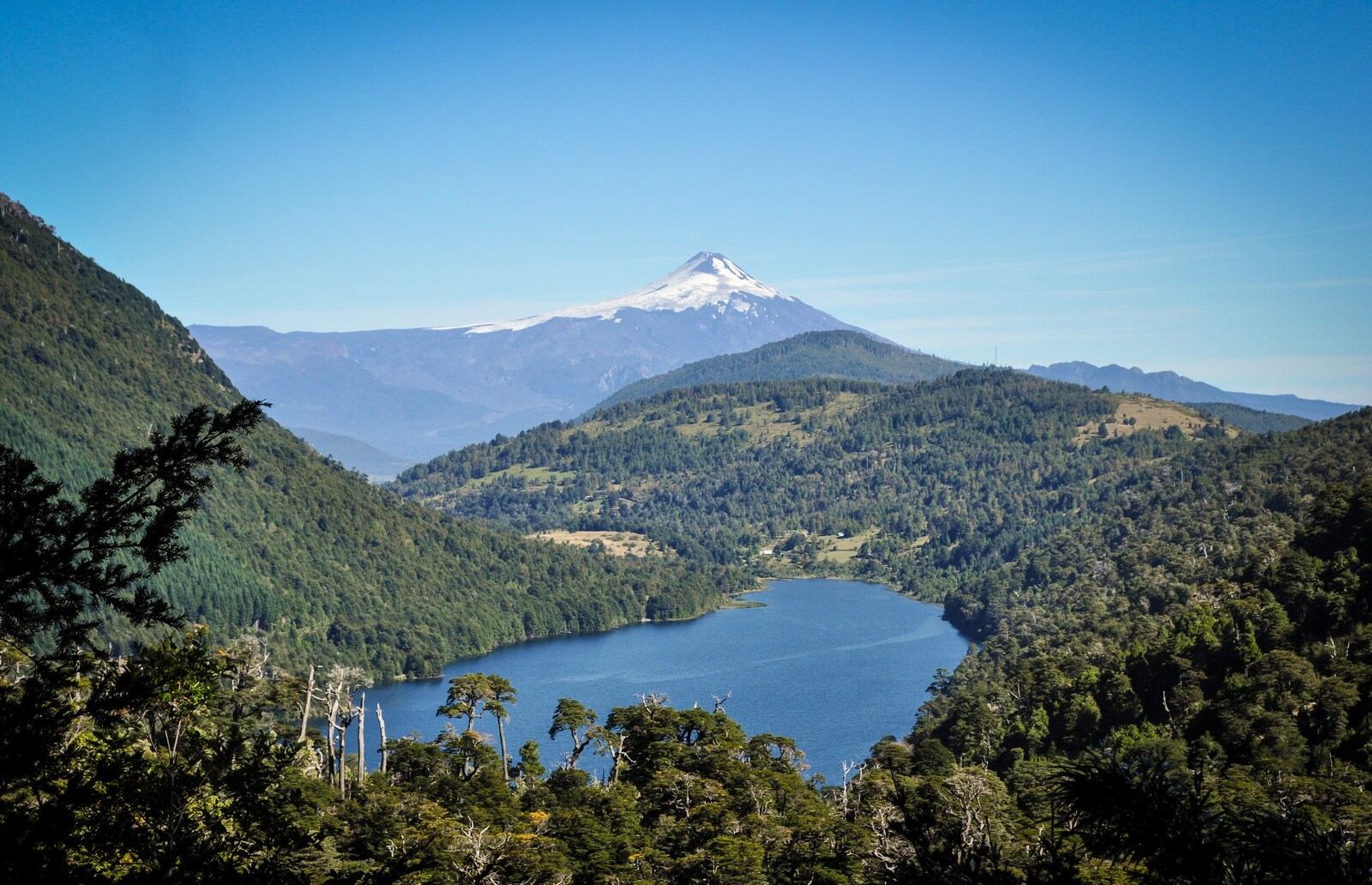 Villarica volcan depuis le Parc de Huerquehue Villarica volcan depuis le Parc de Huerquehue
