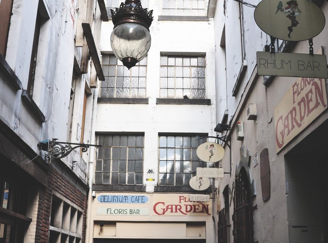 La rue où trouver le Délirium Café