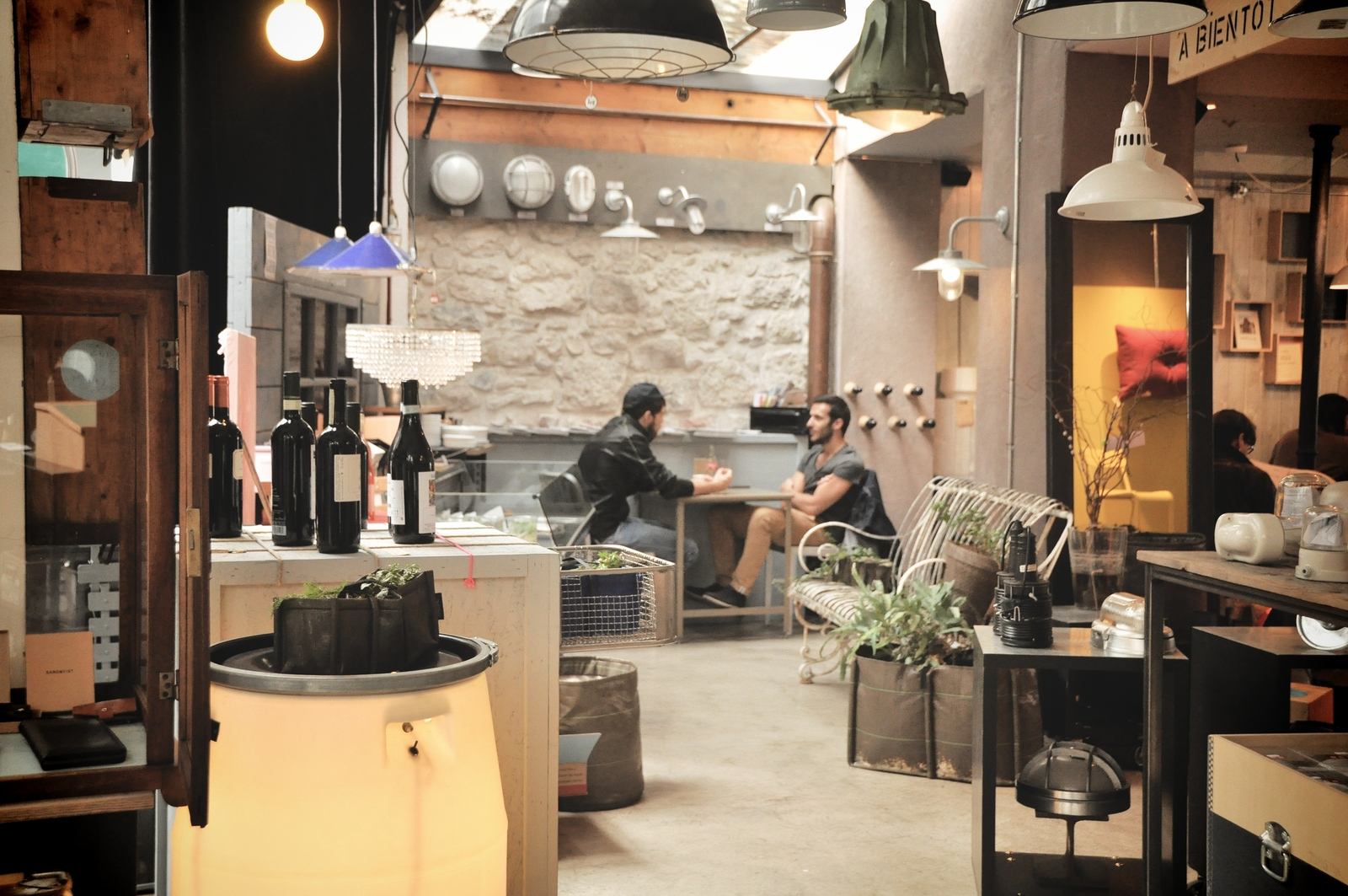 Boire un verre au bar les enfants terribles 