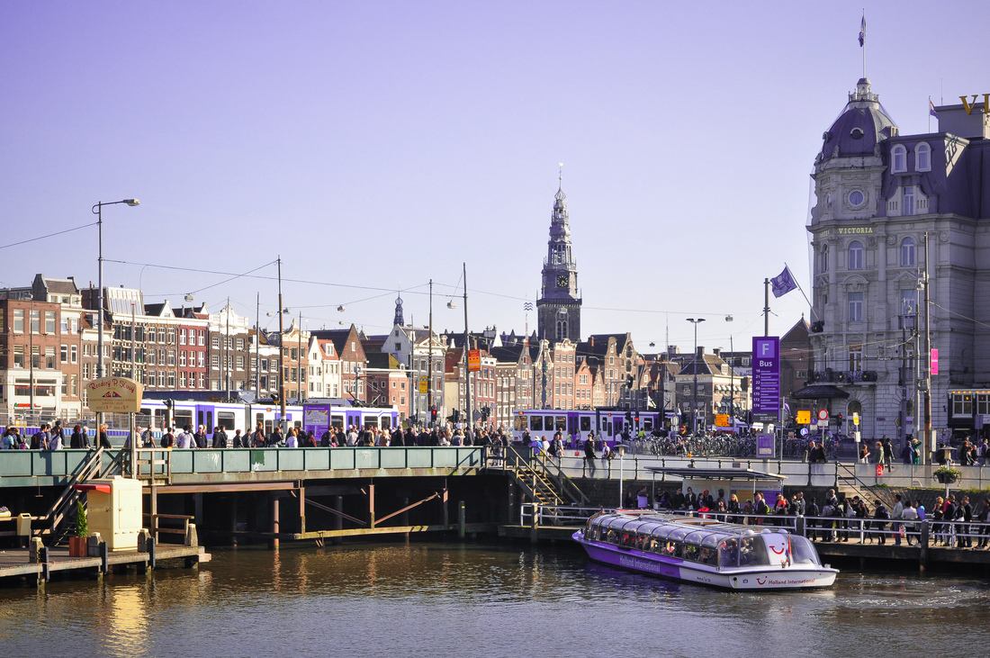 Devant la gare centrale d'Amsterdam