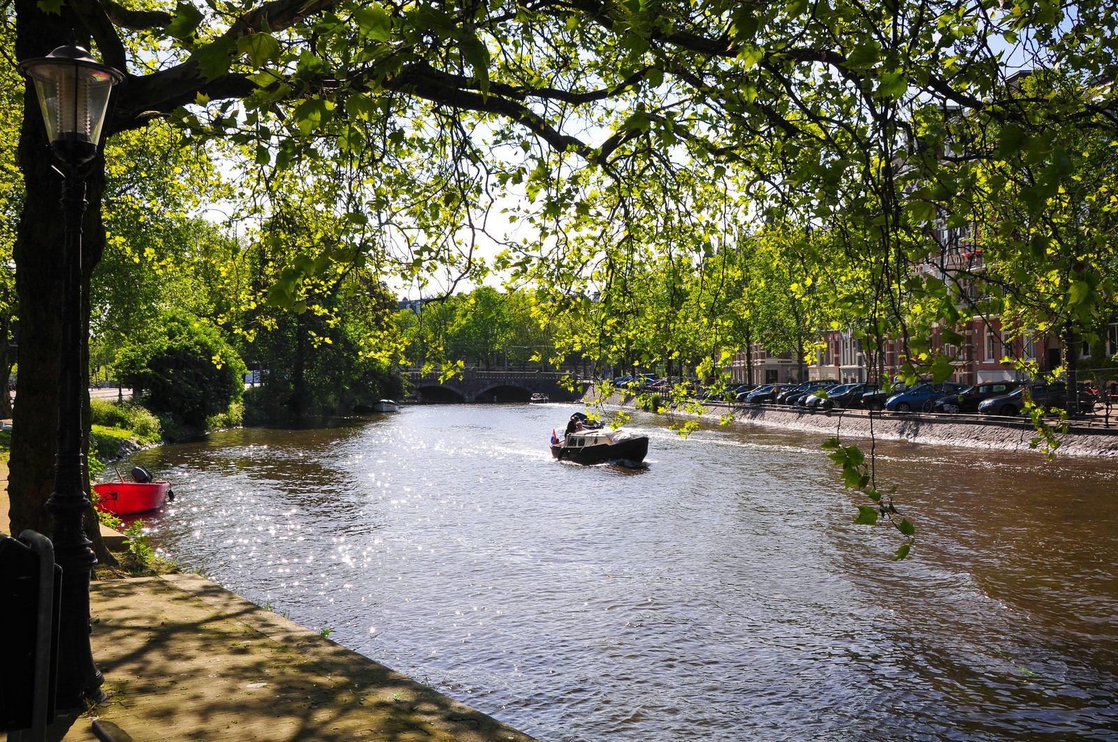 Barque sur les canaux d'Amsterdam