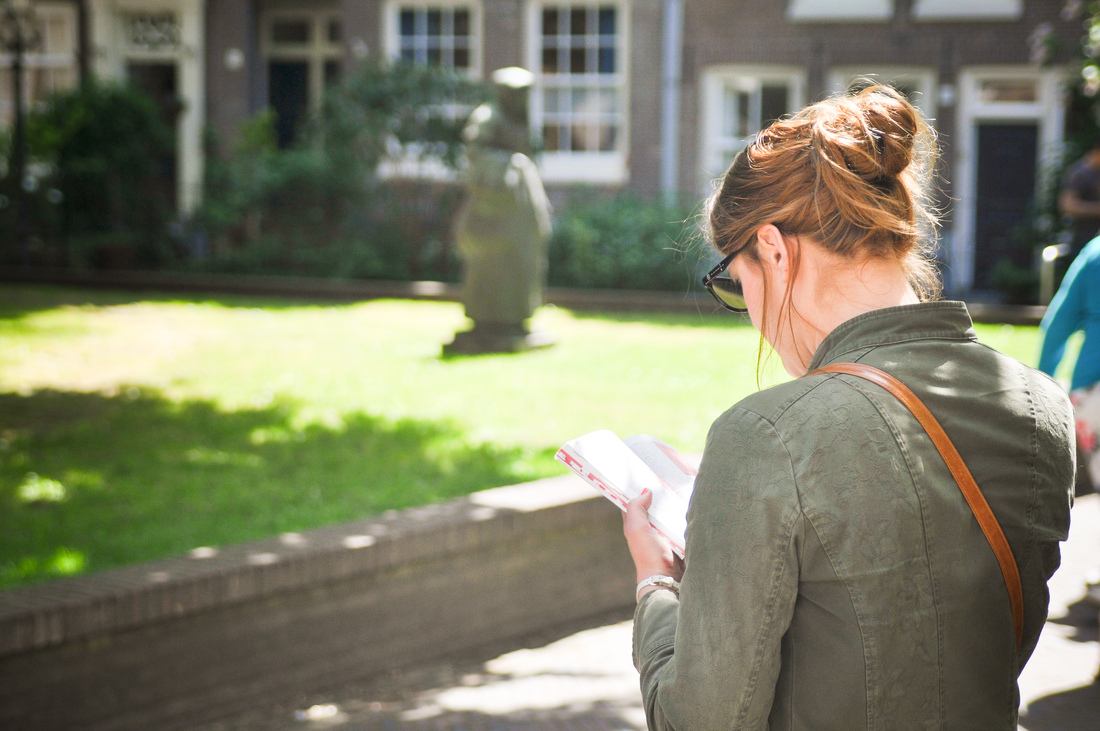 Manuelle en pleine lecture