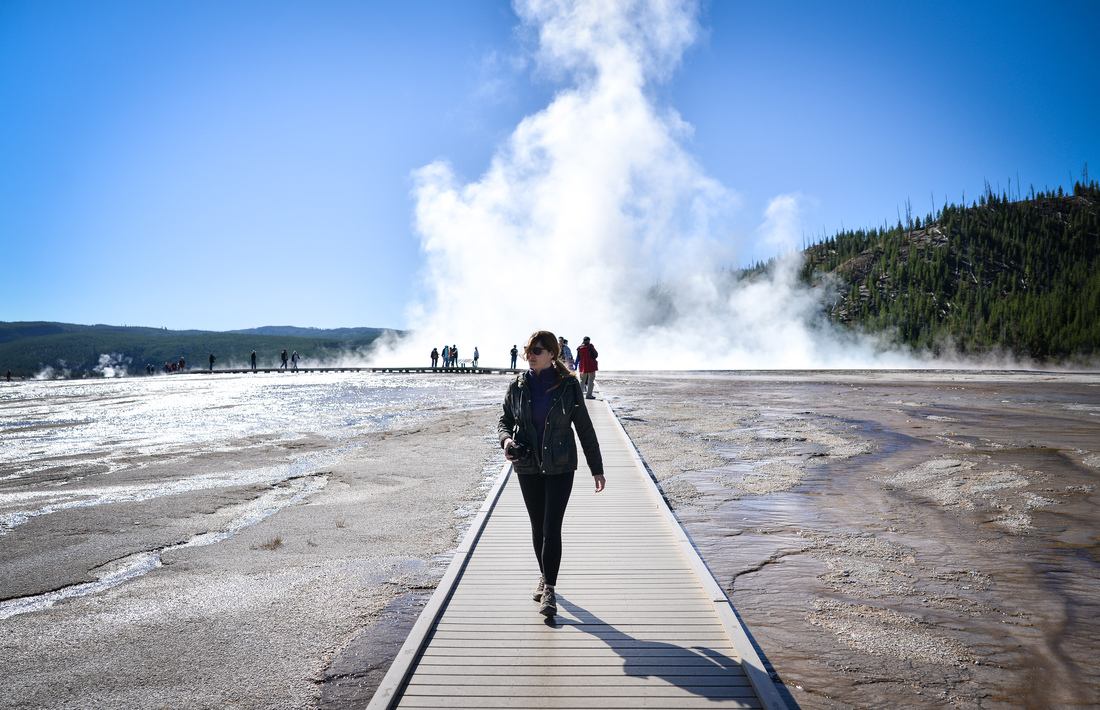 Manuelle devant le grand prismatic