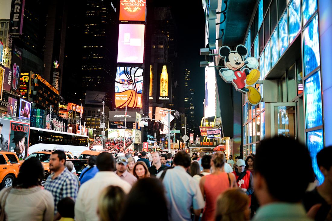 Disney Store et foule sur Times Square