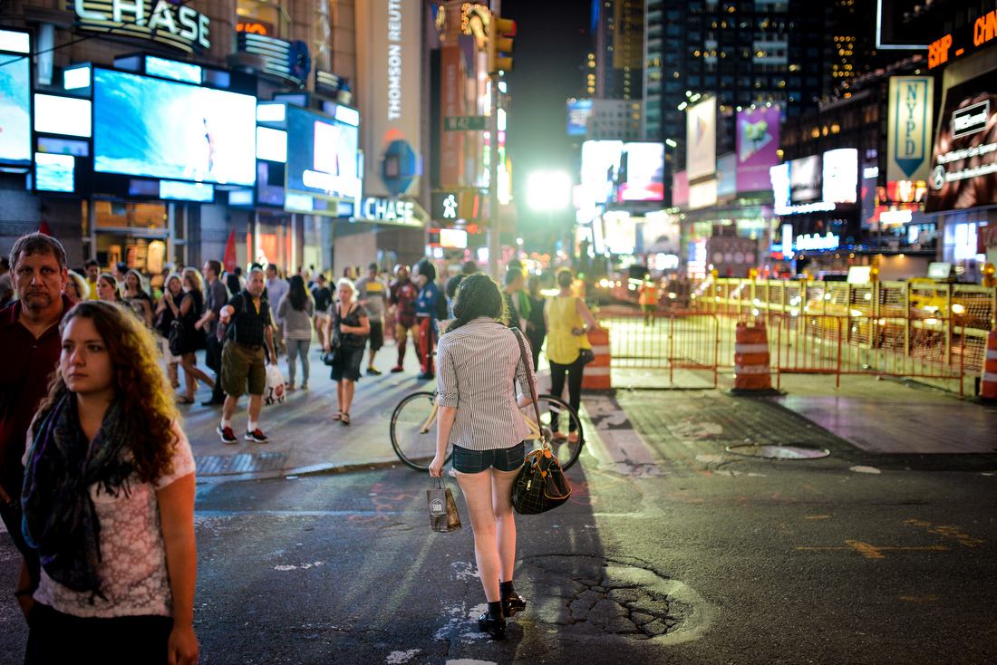 Jeune femme se dirigeant vers Times Square