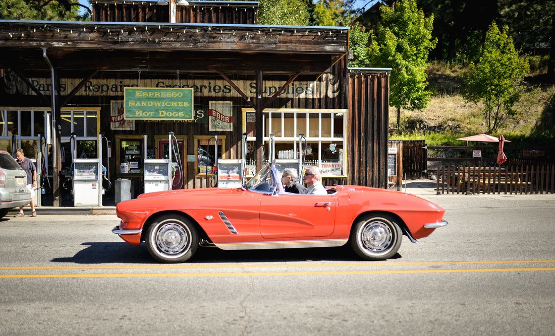 Défilé de vieilles voitures