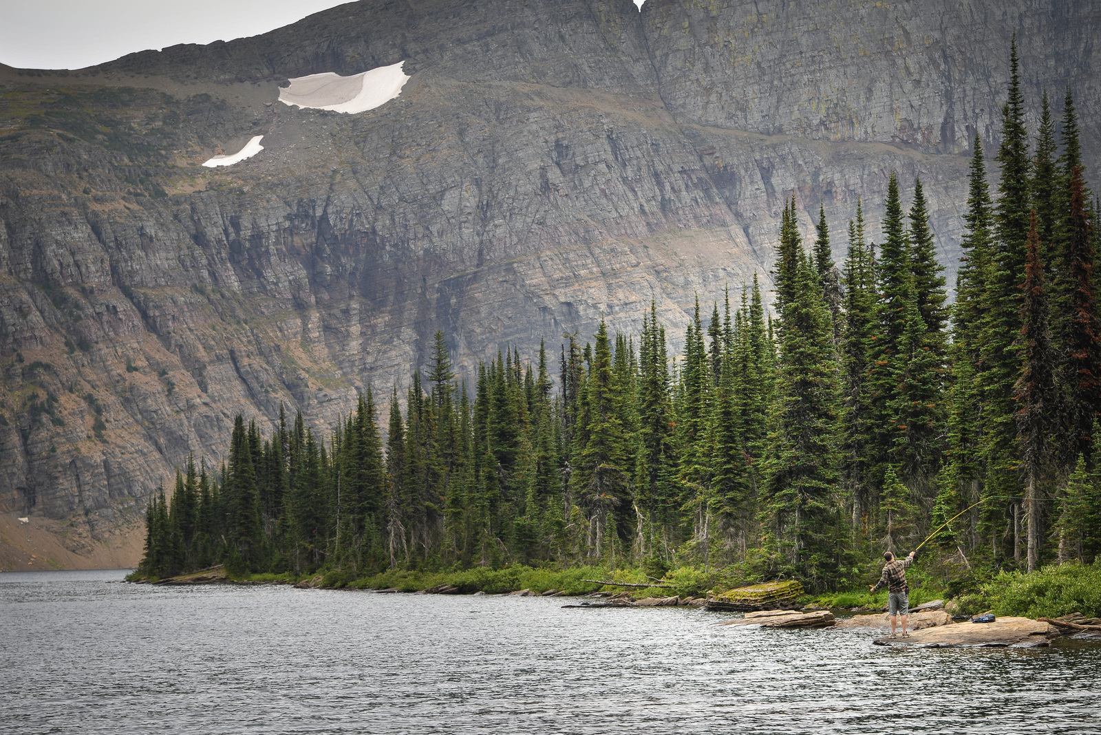 Pêcheur sur les rives du lac Pêcheur sur les rives du lac