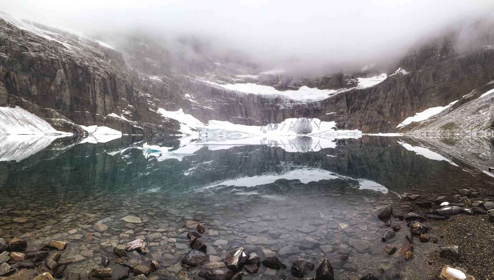 Réflexion sur l'Iceberg Lake Réflexion sur l'Iceberg Lake