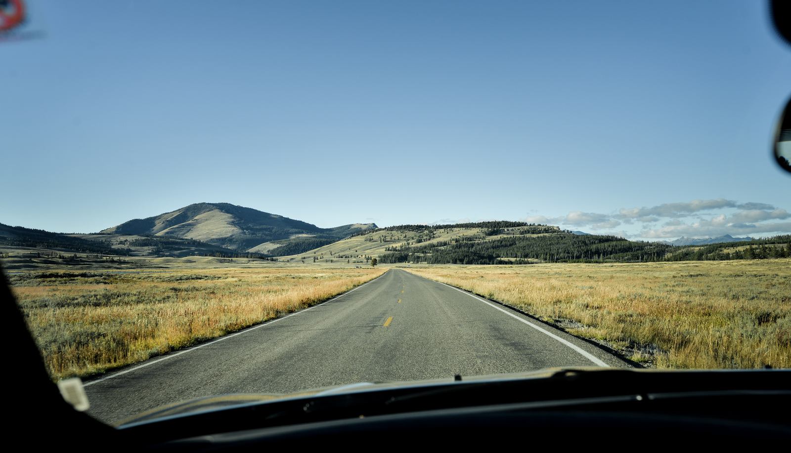 Sur une des routes du parc de Yellowstone Sur une des routes du parc de Yellowstone