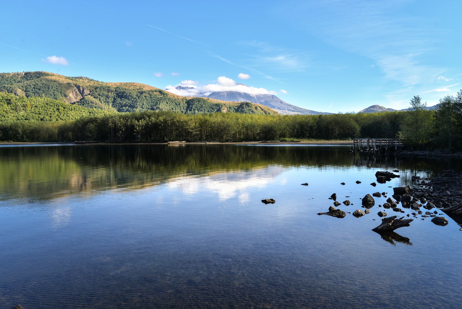 Vue sur le Mt St Helens depuis Coldwater Lake