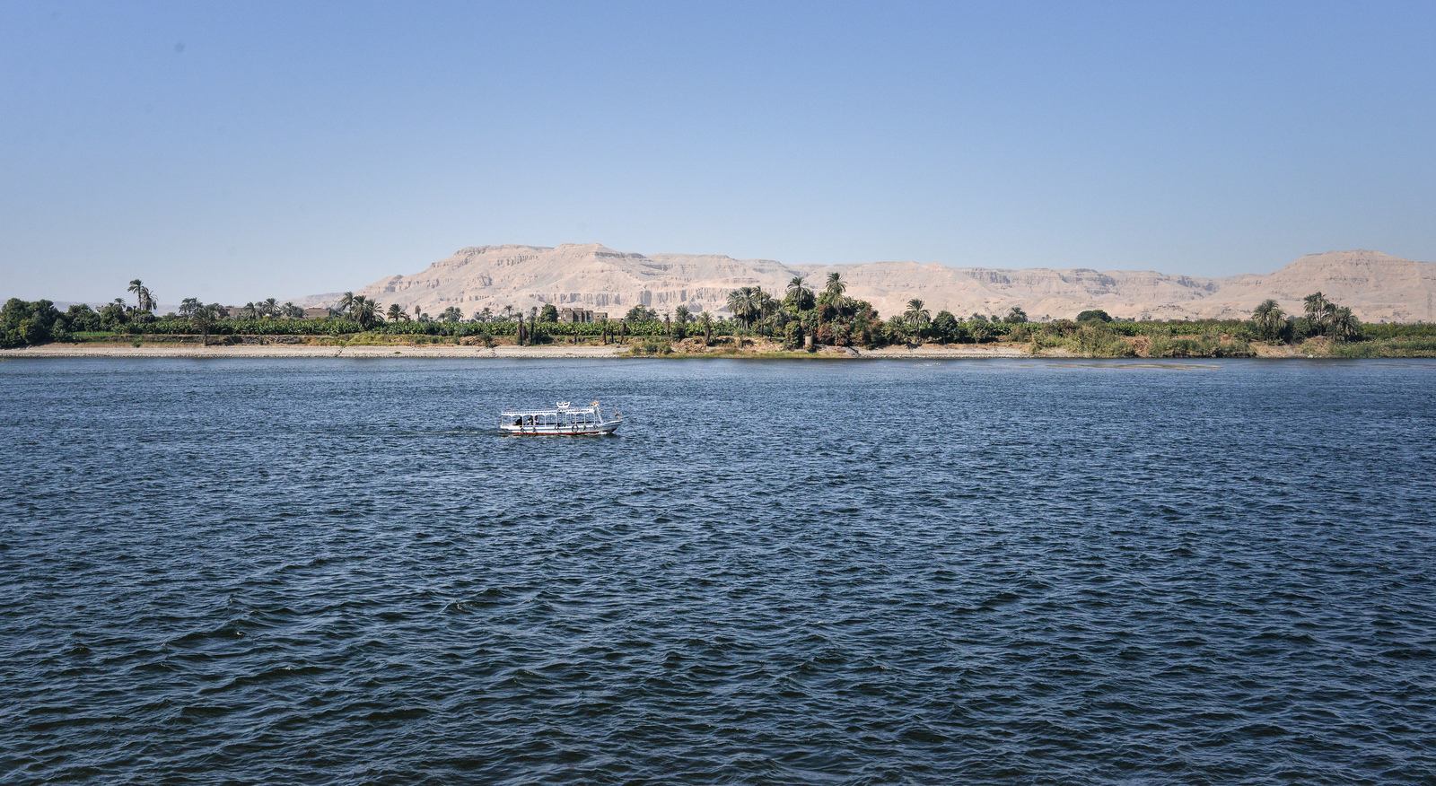 Petite embarcation du coté de Karnak