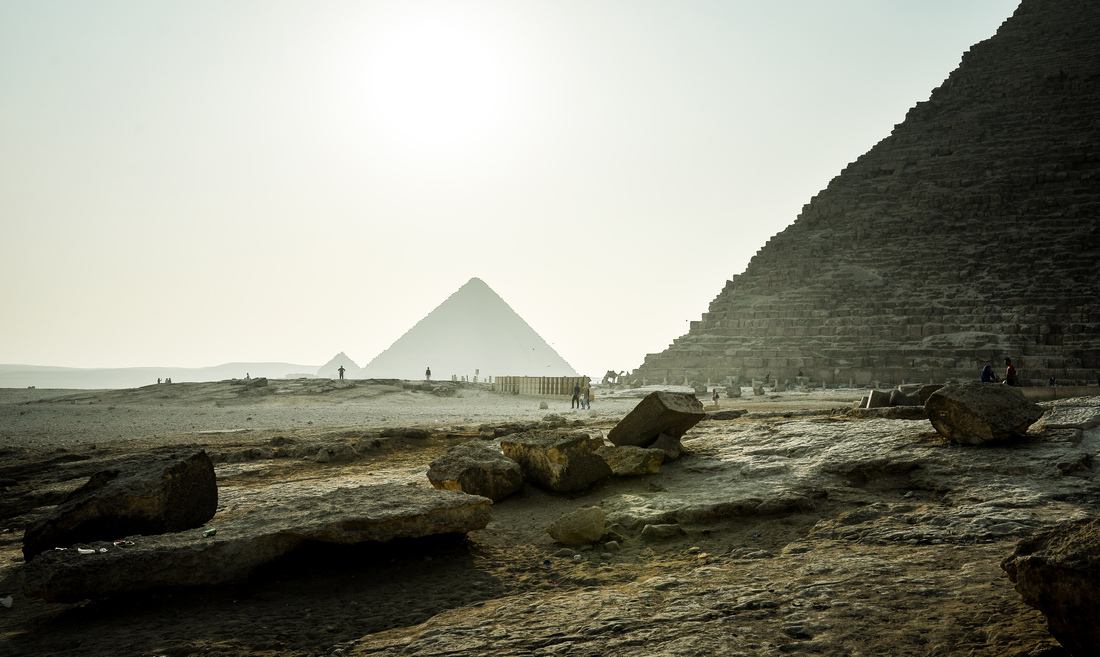 Au milieu des pyramides