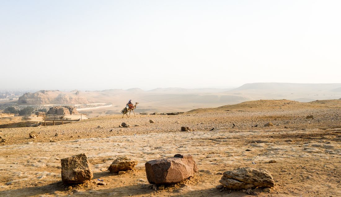 Désert autour des pyramides en Egypte