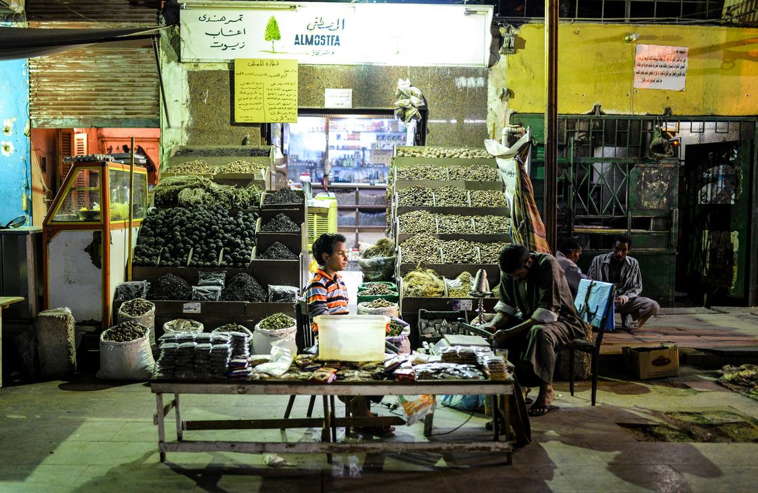 Vendeur de légumes et d'épices au souk