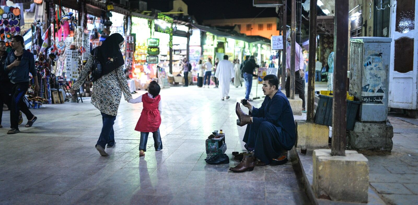 Cireur de chaussures au souk Cireur de chaussures au souk