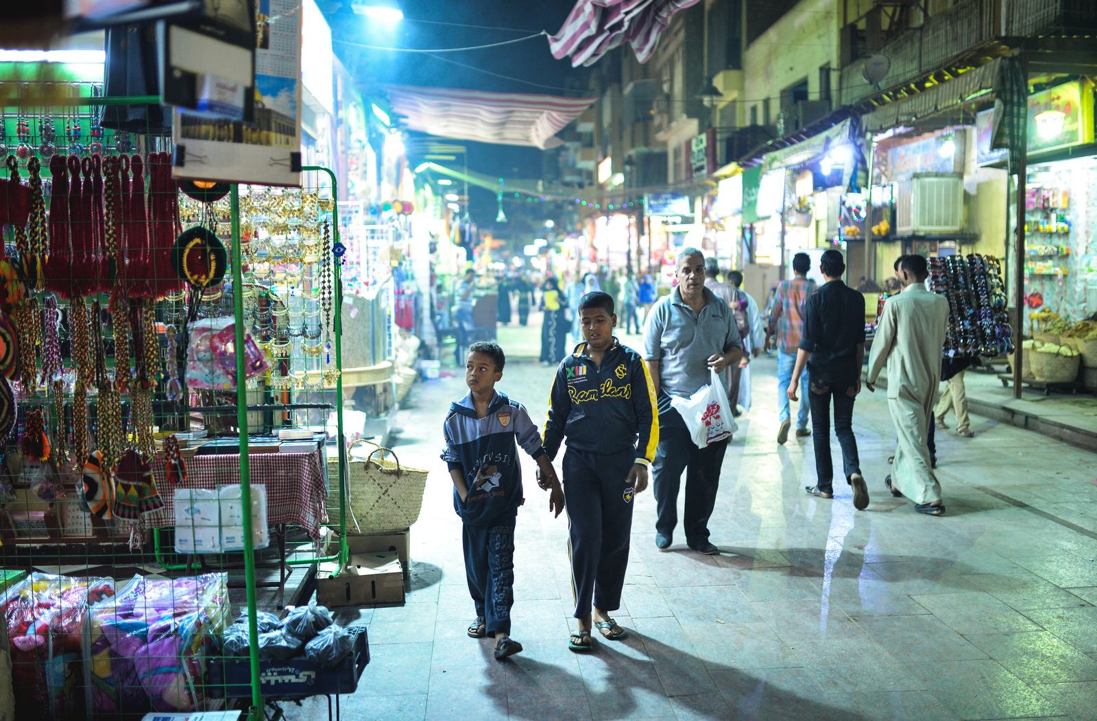 Jeunes egyptiens dans le souk d'Assouan