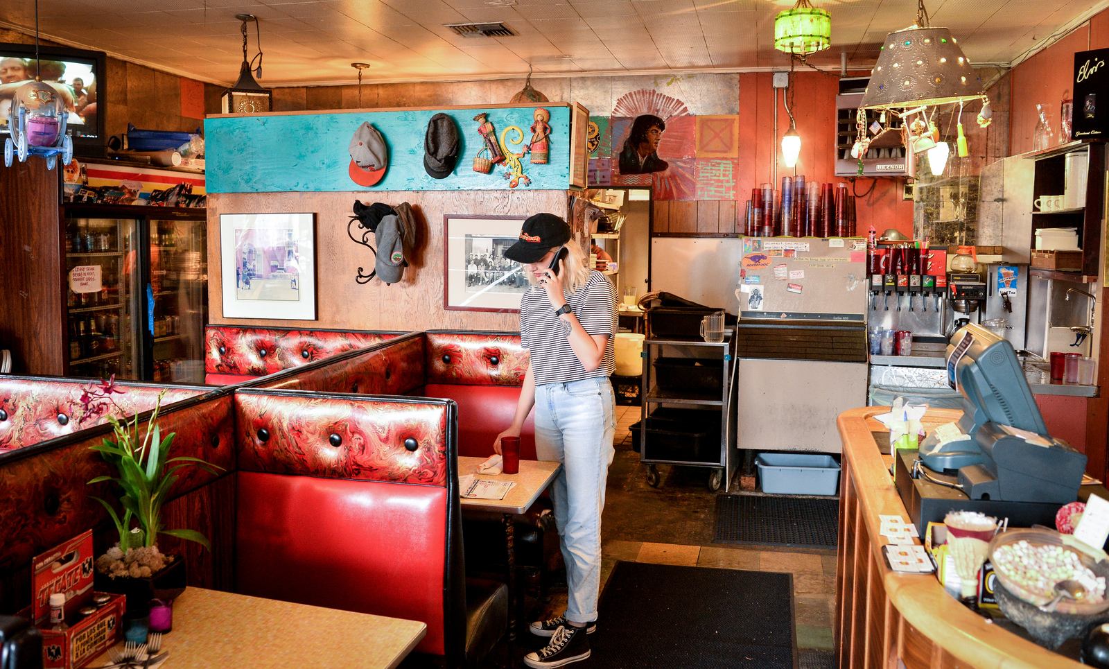 90s girl dans un restaurant de Seattle