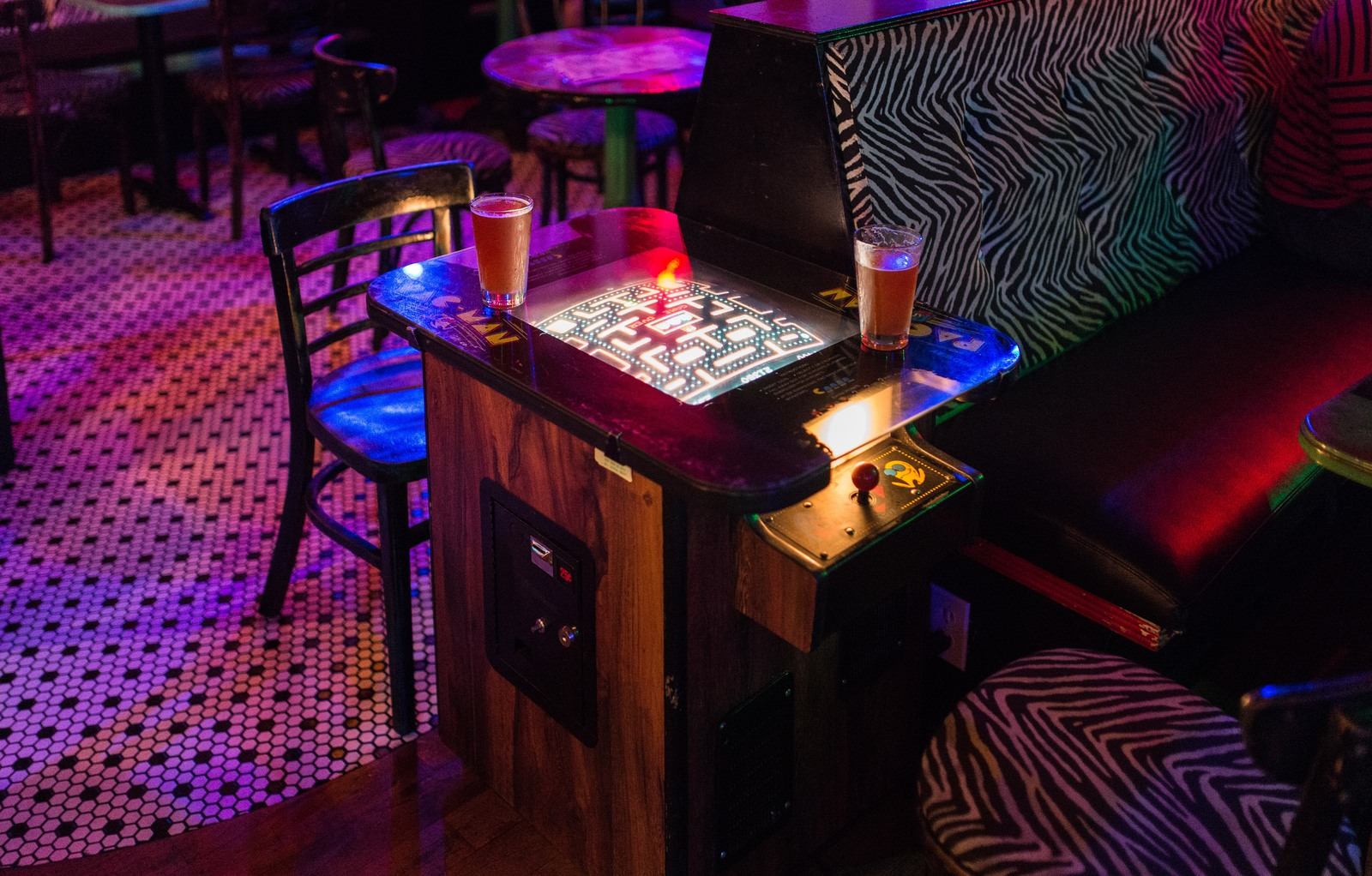 A l'intérieur du Unicorn Bar, Pacman table A l'intérieur du Unicorn Bar, Pacman table