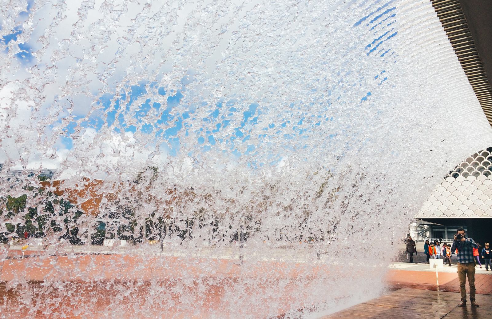 Cascade d'eau à coté de l'aquarium