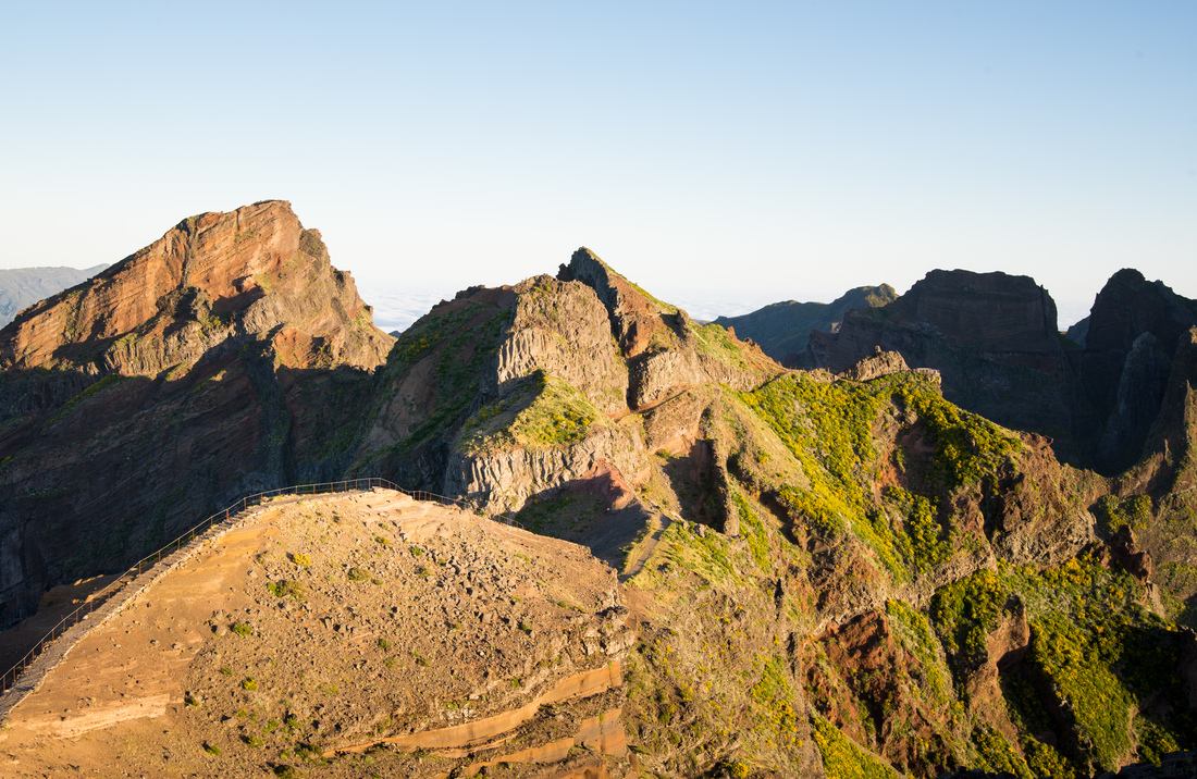 Le soleil se lève sur les montagnes