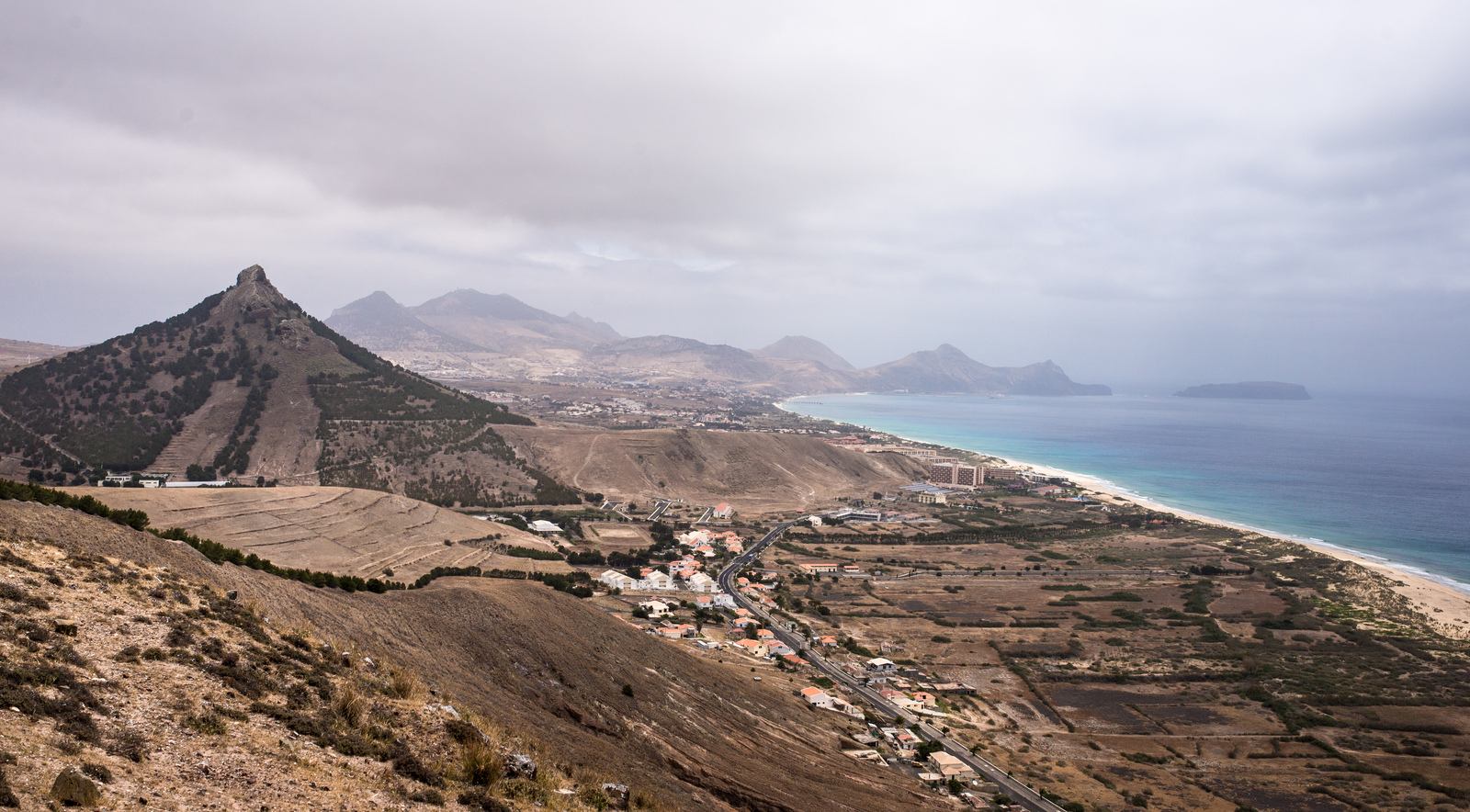 Cote sud avec la plage qui borde l'ile 