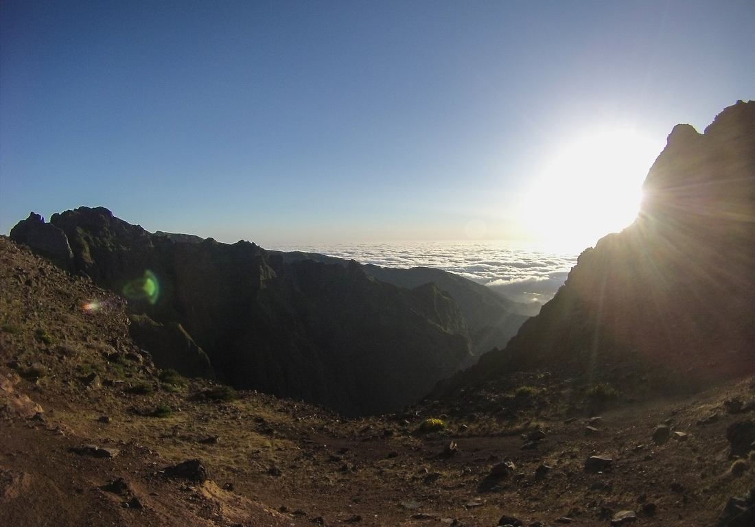 Soleil derrière les montagnes 