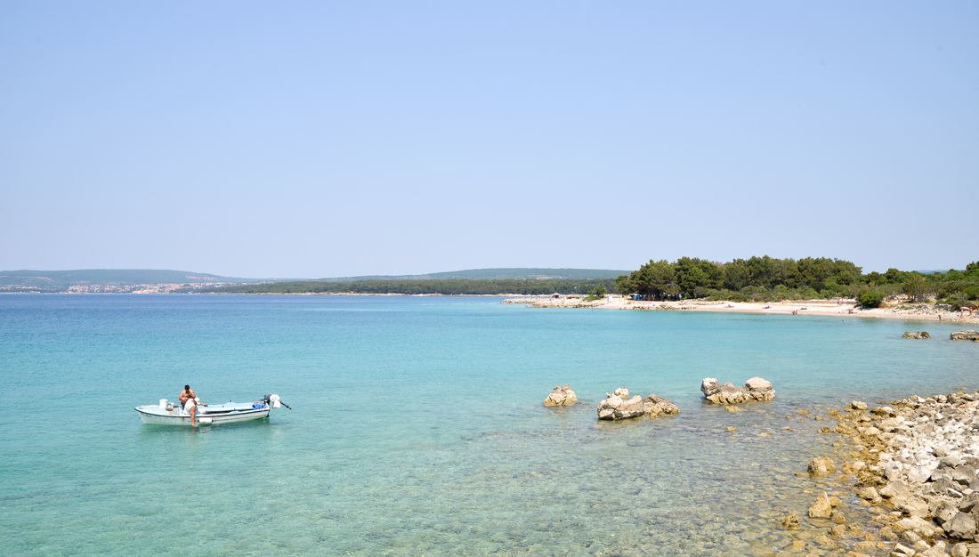 Bateau sur la plage de Punat