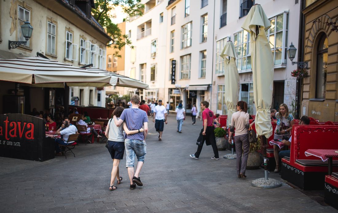 Balade dans la rue des cafés