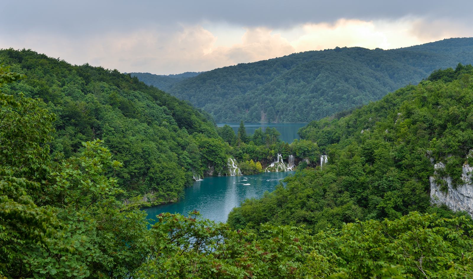 Temps gris sur les célèbres lacs de Plitivice