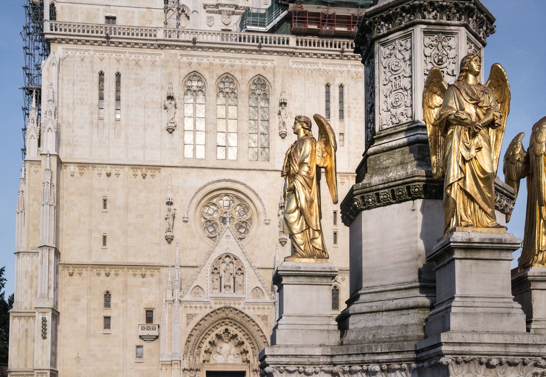 Devant la Cathédrale de Zagreb