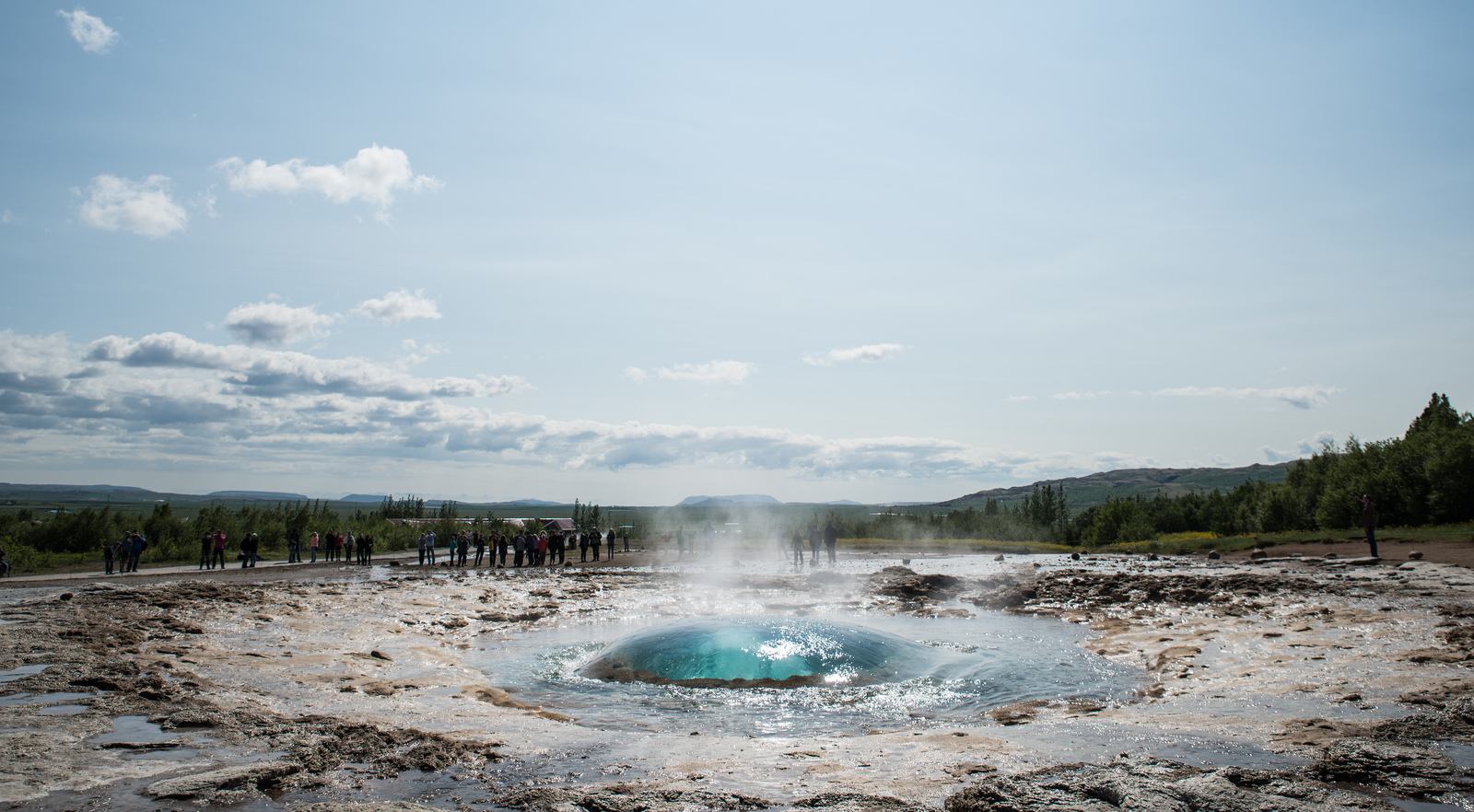 Début d'éruption de Strokkur à Geysir