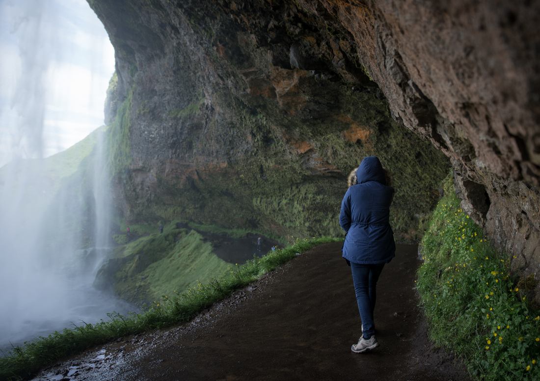 Passer sous la cascade 