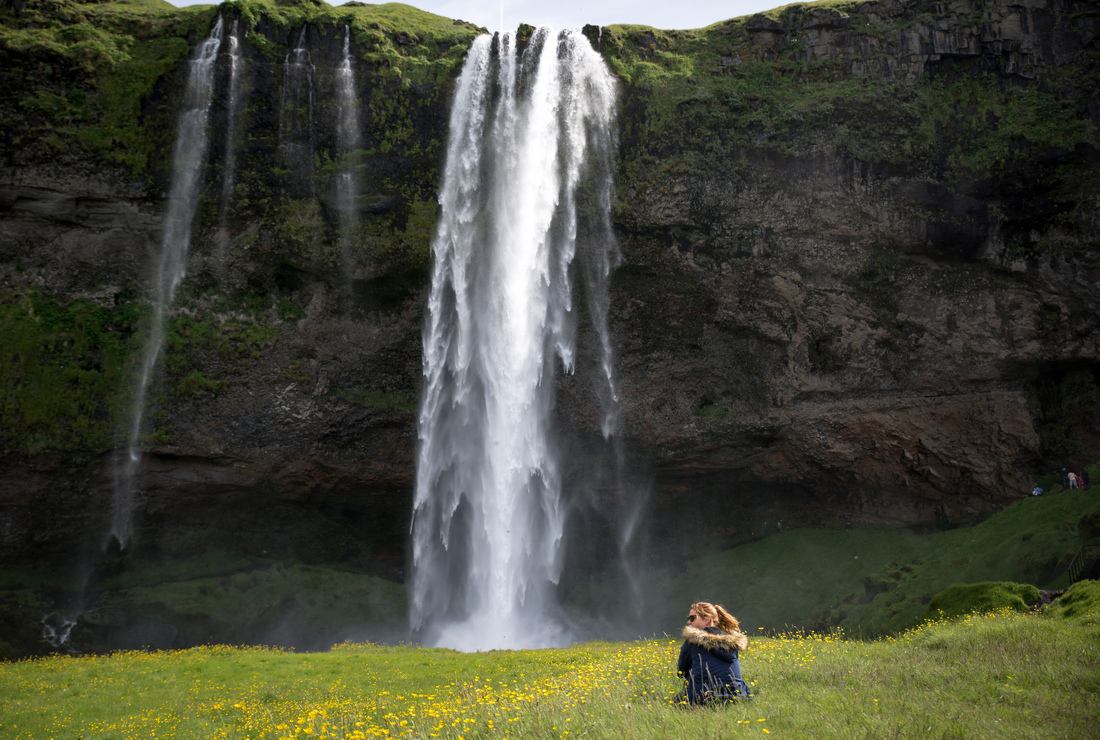 Devant la cascade de Seljalandsfoss