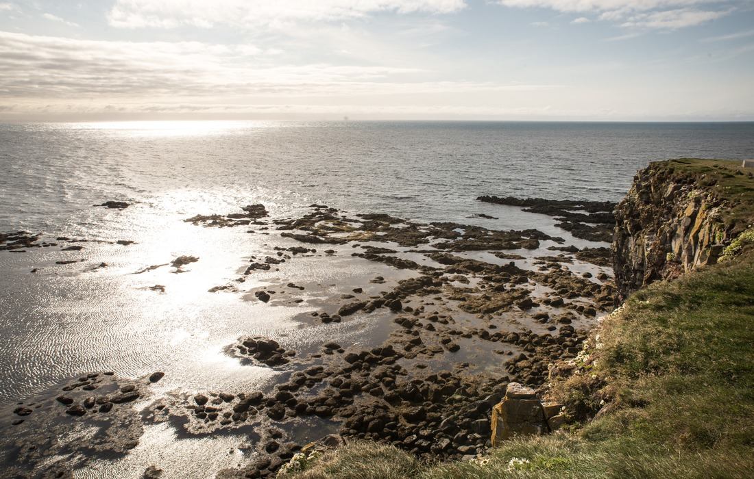 Soleil couchant sur le falaises 