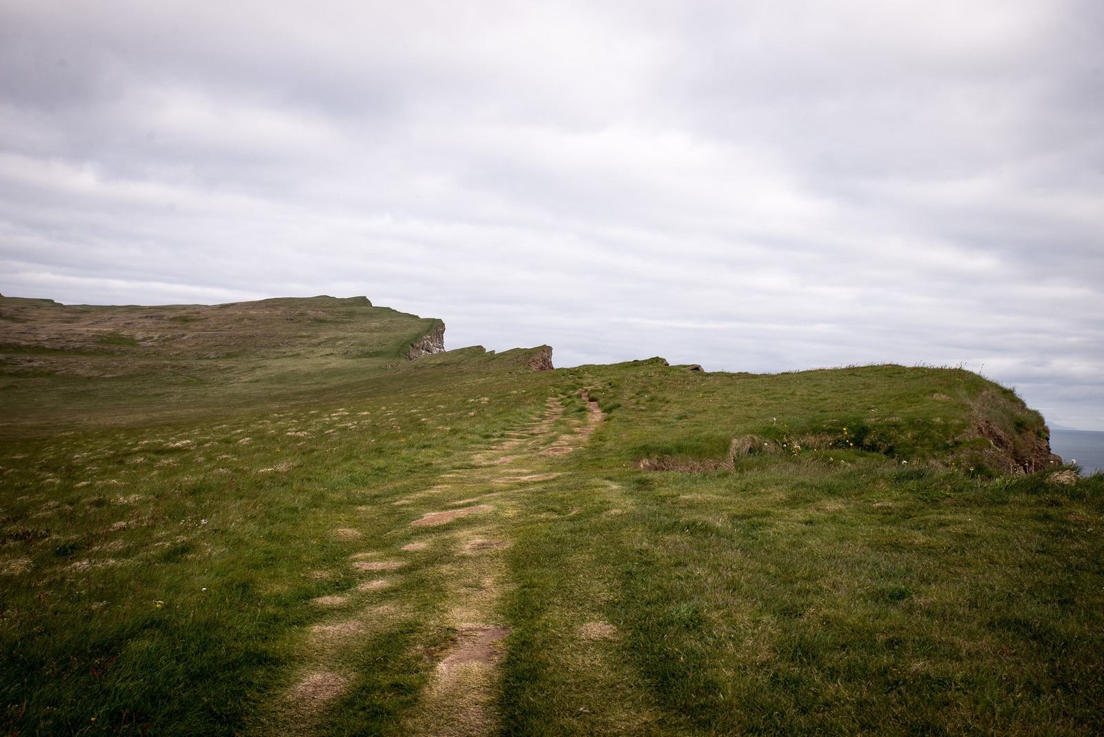 Chemin longeant le bord des falaises 