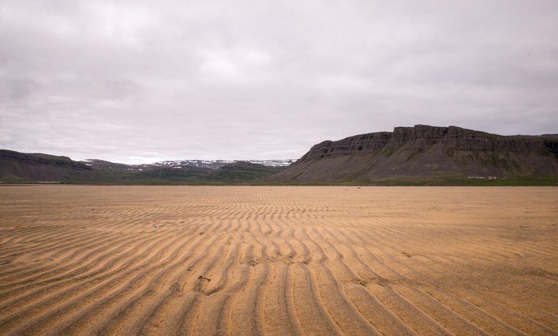 Plage de sable rouge