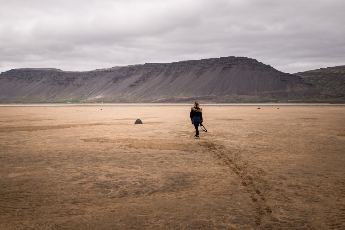 Manue sur la plage de sable rouge
