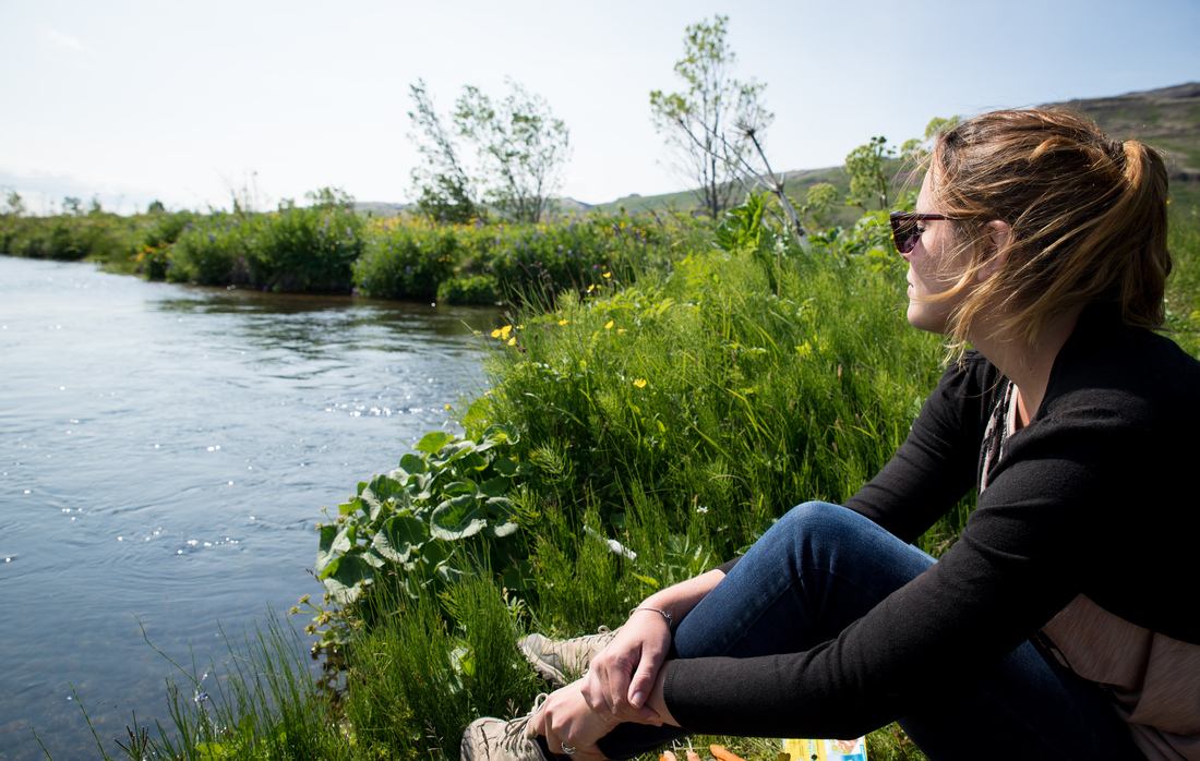 Petit pause au bord d'une rivière