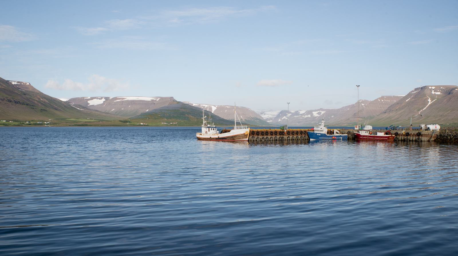 Bateaux au port de Þingeyri