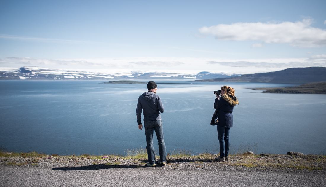 Vincent et Manue devant les fjords Islandais