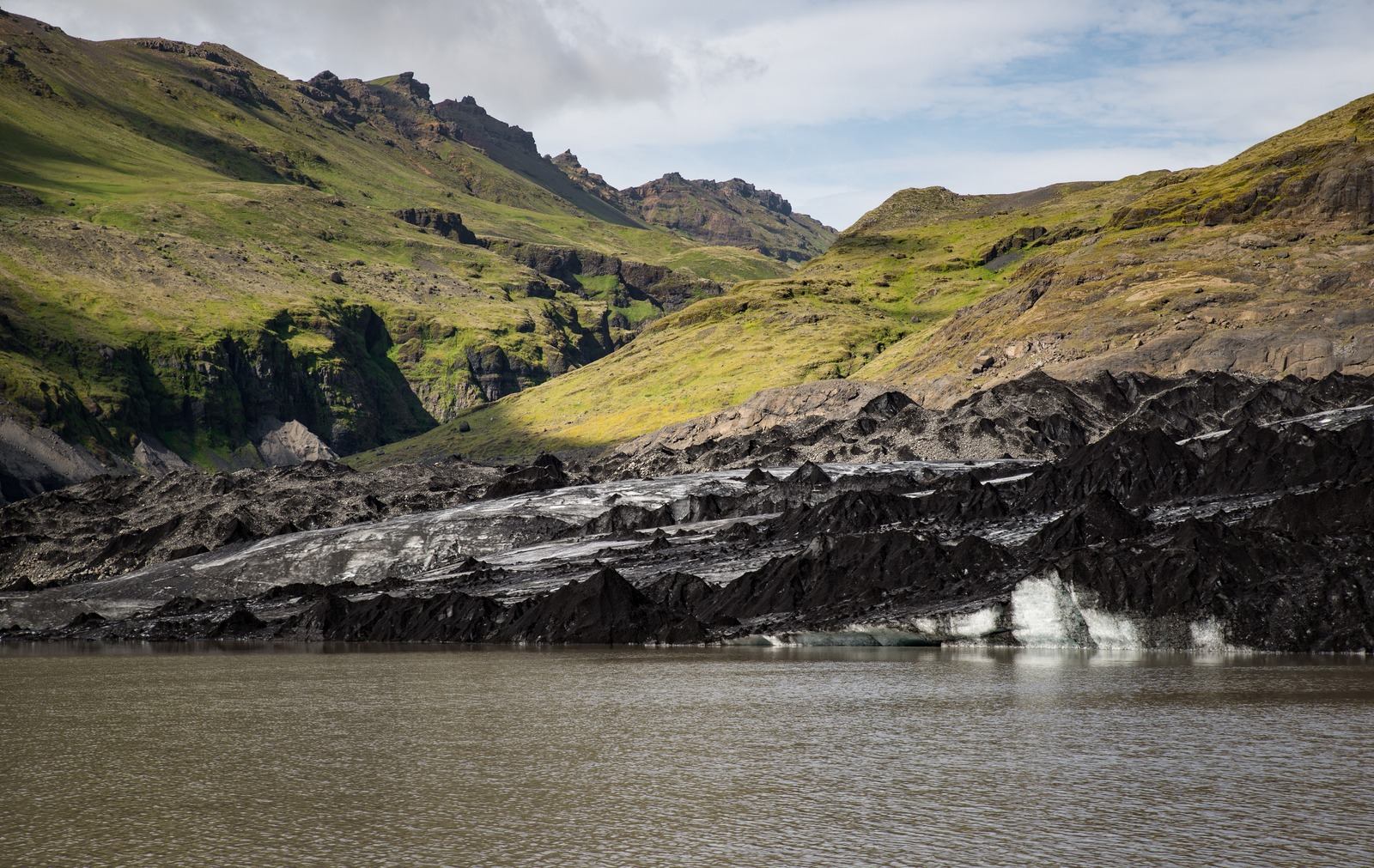Le glacier recouvert de gravier et de cendres