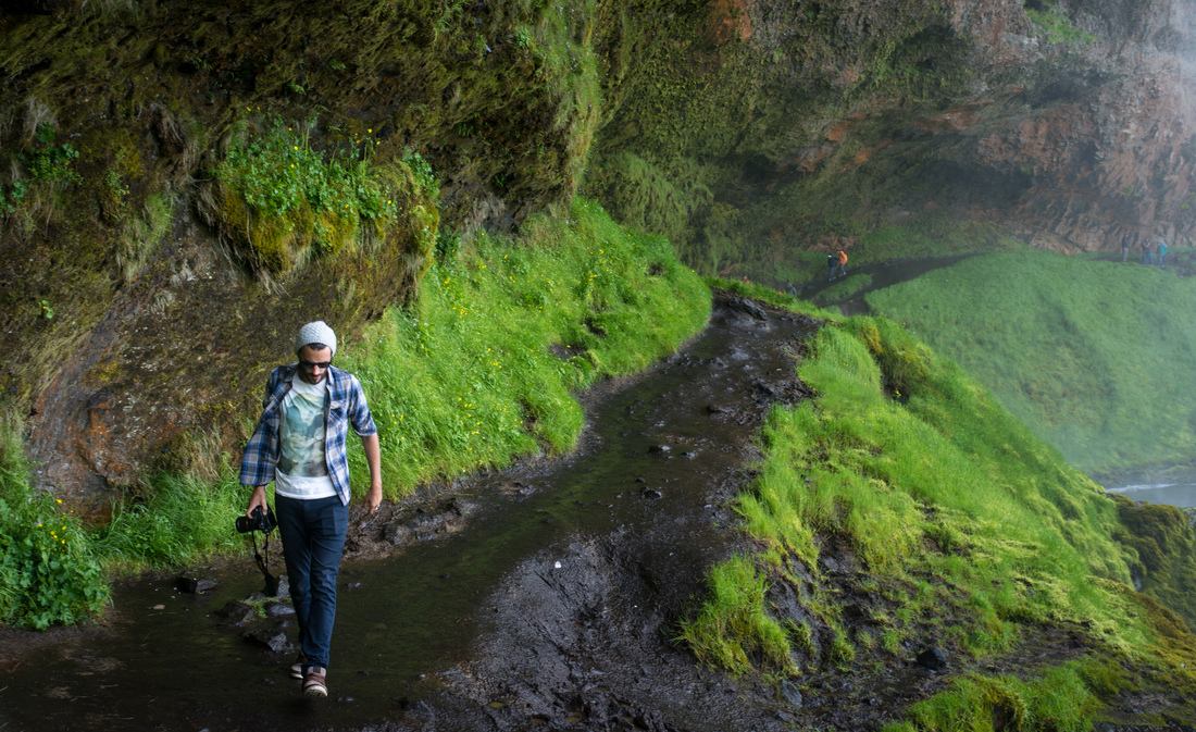 Seb en dessous de la cascade