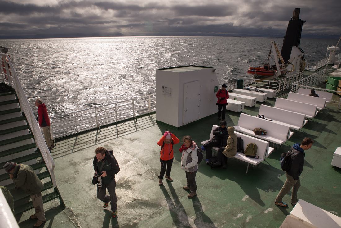 Sur le ferry dans les fjords Islandais