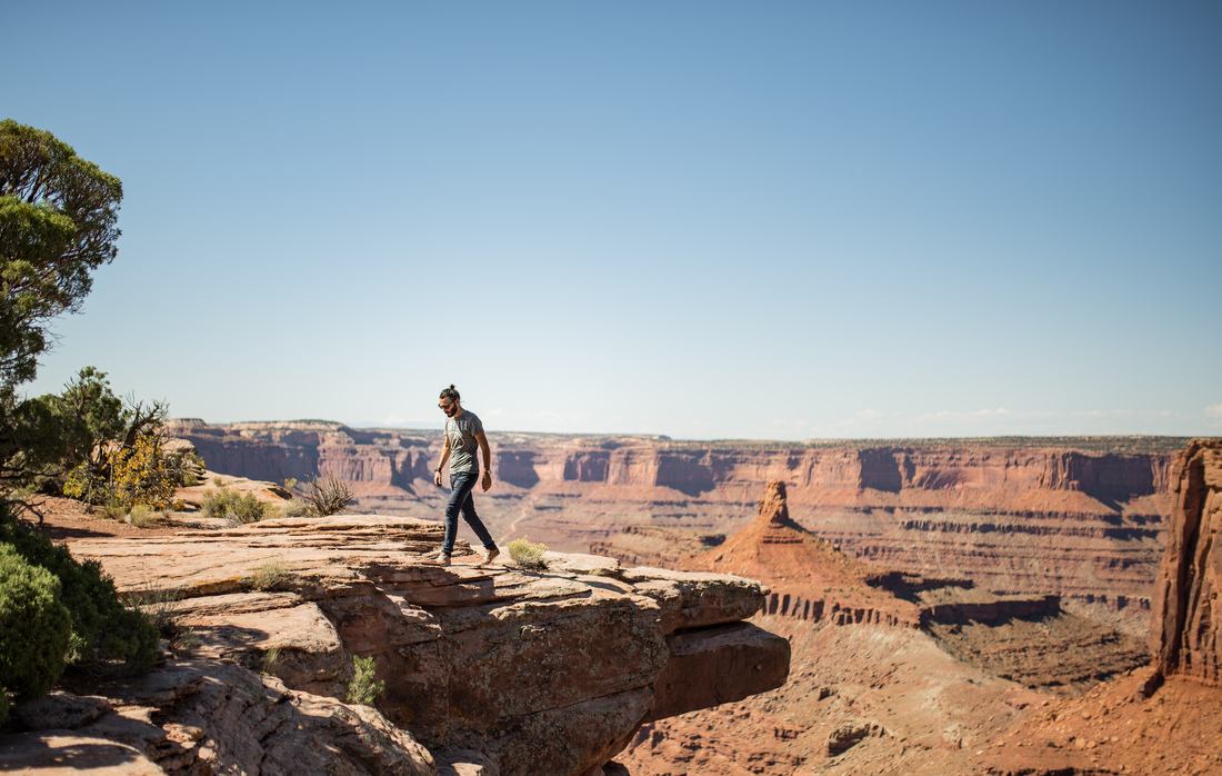 Seb, devant l'immensité des paysages typique de l'Utah