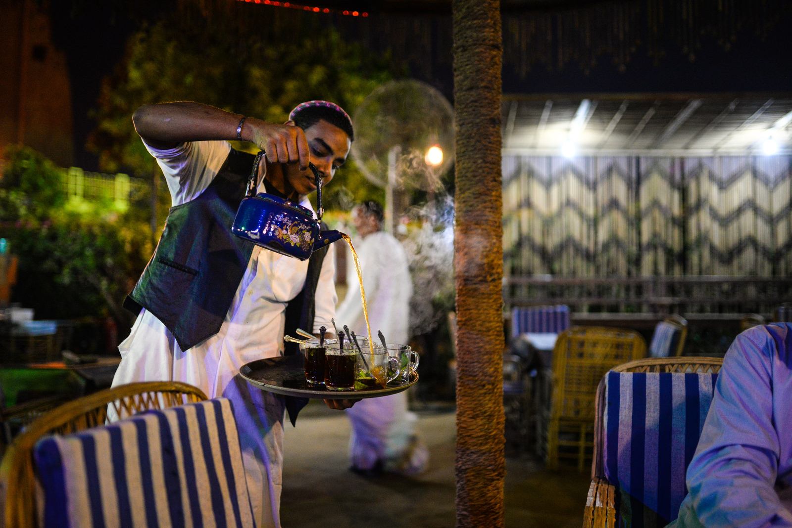 Serveur de thé à la menthe